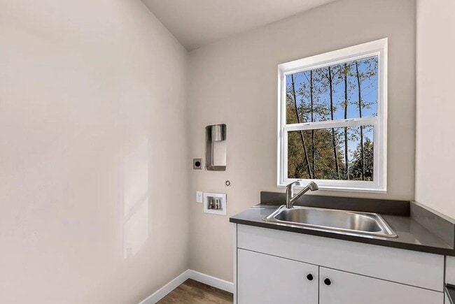 Building Photo - Newer 3 Bedroom, 2.25 Bathroom!