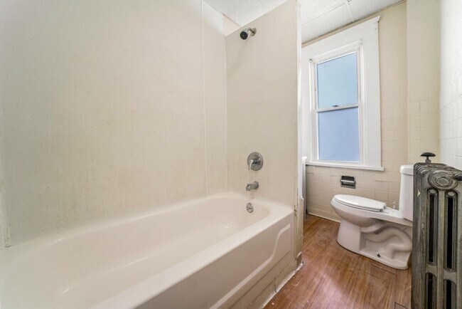 Building Photo - 3402 Roehl Ave