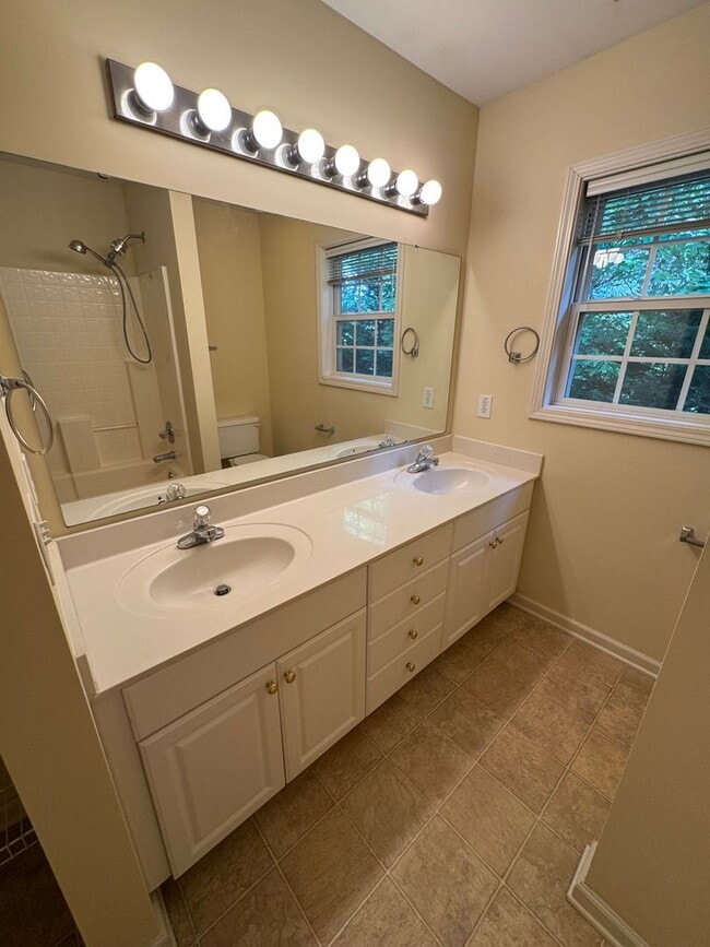 Building Photo - $1,150 | 2BR/1.5BA End Unit Townhouse – Sp...