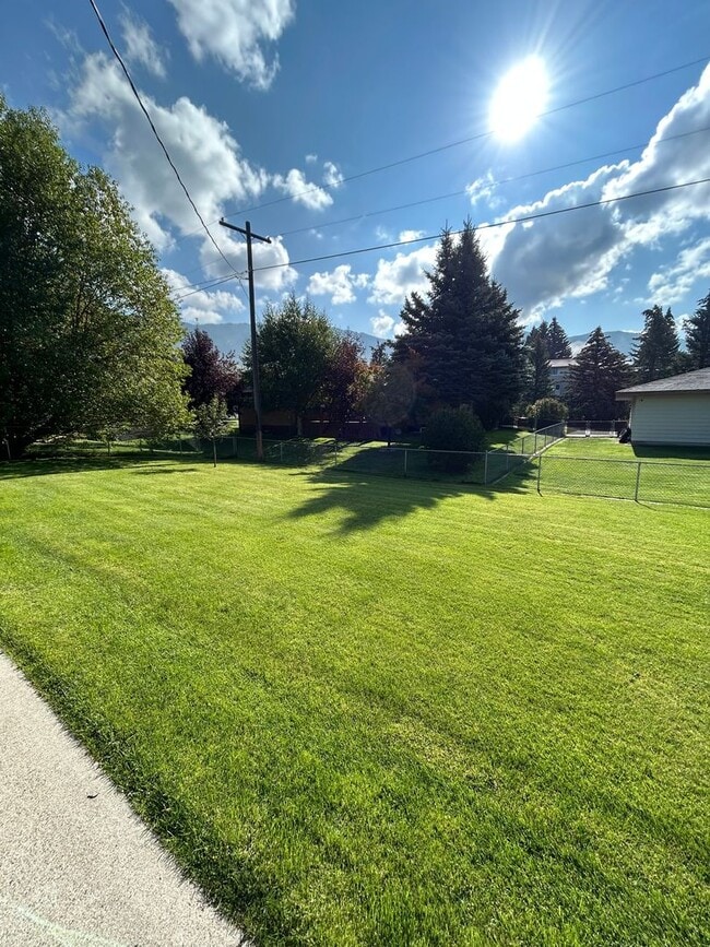 Building Photo - 3470 S Hillcrest Dr