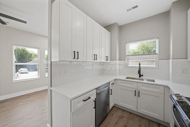 Building Photo - 2711 Tarleton Ave