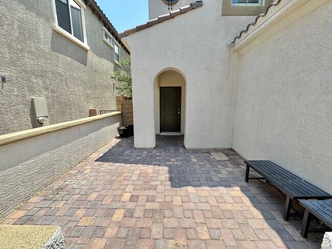 Building Photo - STUNNING 2 STORY HOME 3 BEDROOM/2.5 BATHROOM