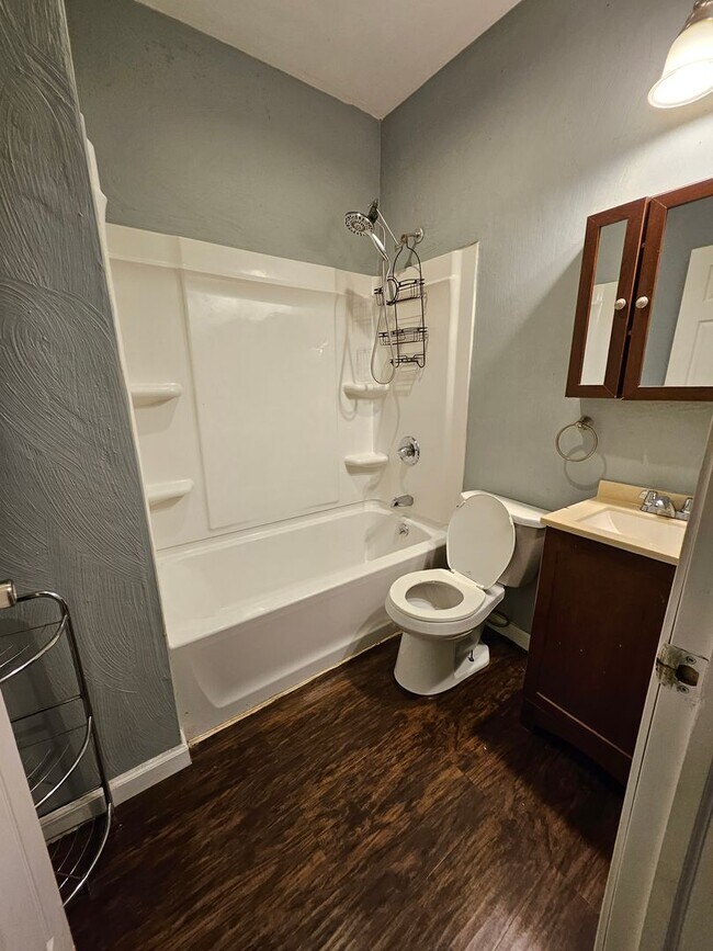 Building Photo - Lower 2 bedroom unit East Side