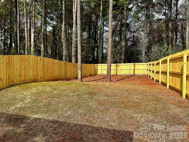 Building Photo - 525 N Linwood Ave