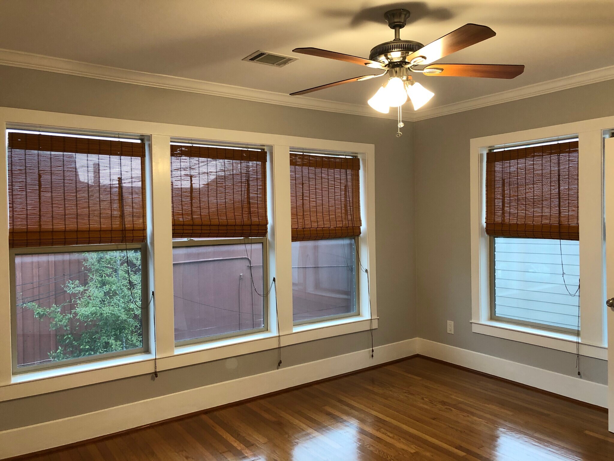 Large master bedroom with five huge windows - 1712 Blodgett St