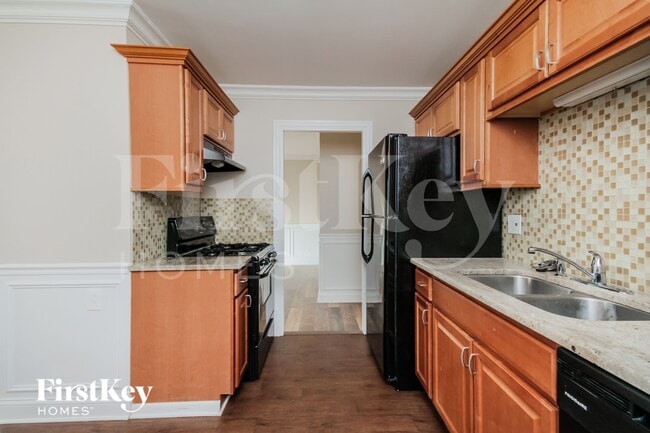 Building Photo - 10 Fir St