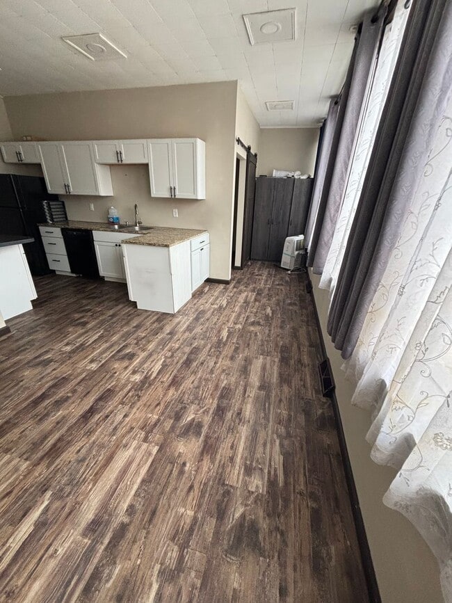 Building Photo - 720 Main St