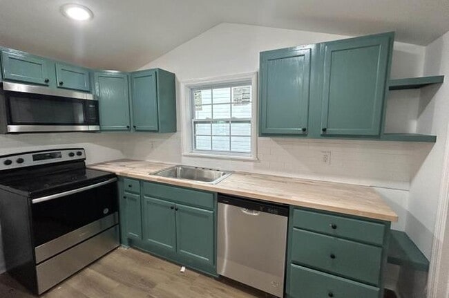 Building Photo - 325 Sectionline St