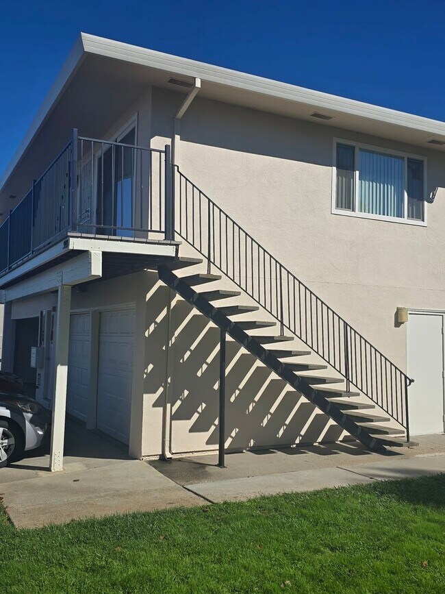 Building Photo - Beautifully Updated #4 Condo