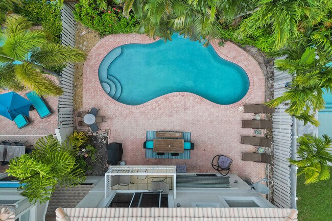 Building Photo - 220 Pine Ave