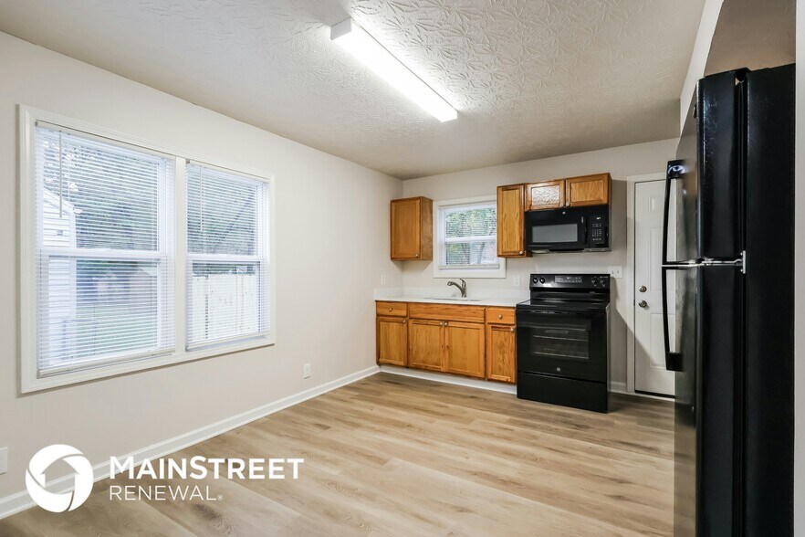 Building Photo - 2900 Wyandotte Ave