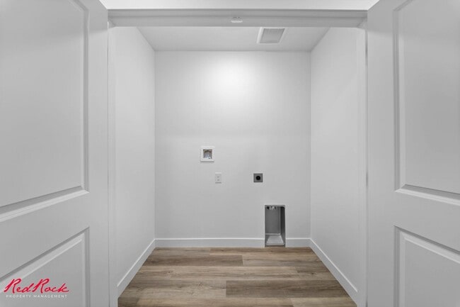 Building Photo - Beautiful 3 Bed Townhome with Amazing Amenities! 6 Month Lease