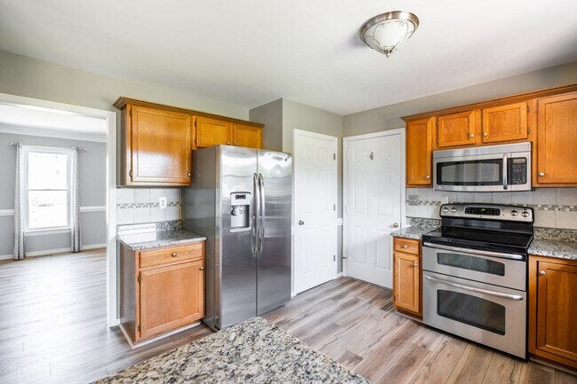 Building Photo - Large 4 Bedroom, 2.5 Bathroom Home in Mech...