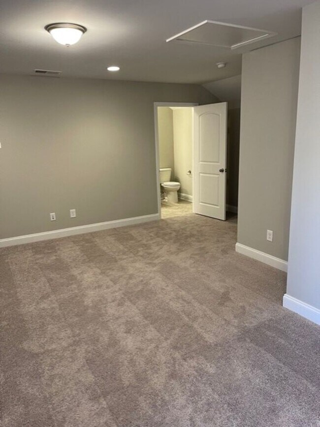 Building Photo - 3 Bedroom Townhome w/ 2 Car Garage