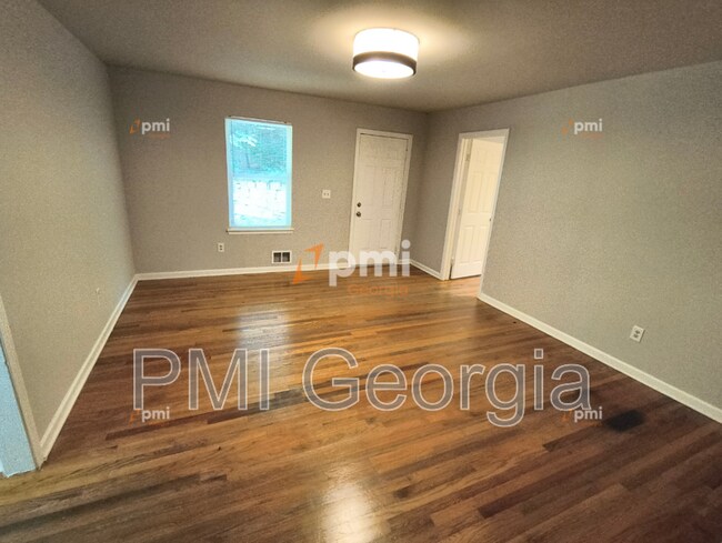 Building Photo - 819 Forrest Cir SE
