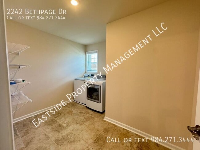 Building Photo - 2242 Bethpage Dr