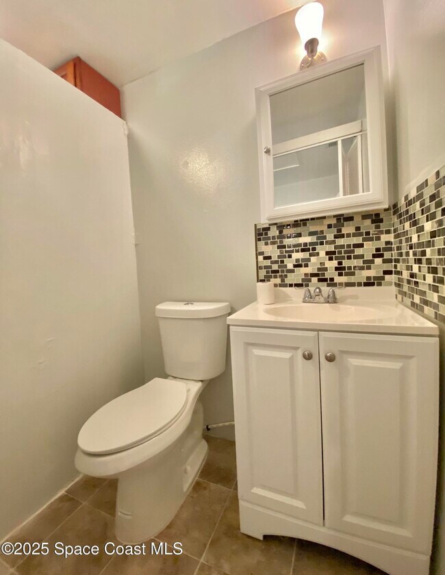 Building Photo - 555 Kings Way