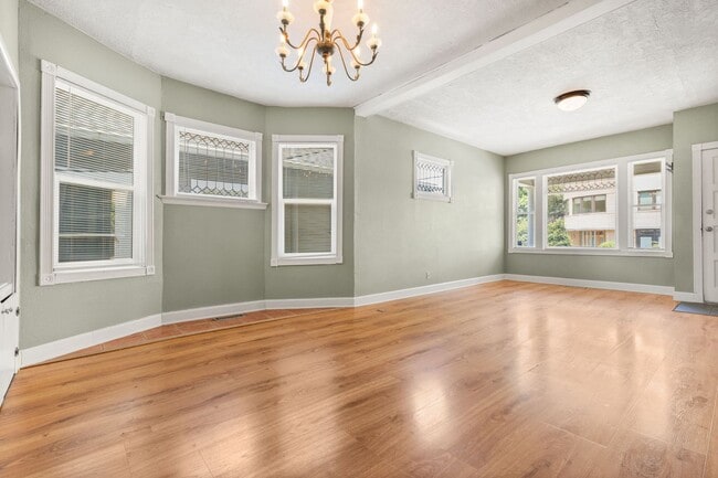 Building Photo - Spacious 3 bedroom, 1 Bath House in Inner SE Portland - Everything Right at Your Doorstep!