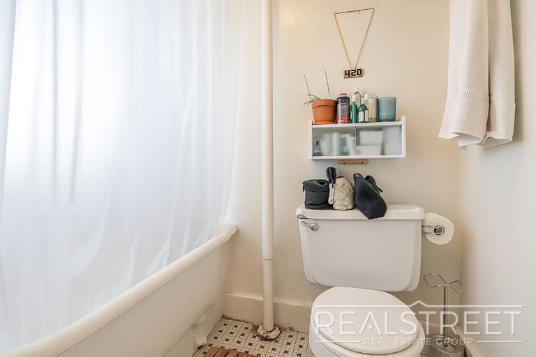 Building Photo - Spacious 1.5 BED in Bushwick/East Williams...