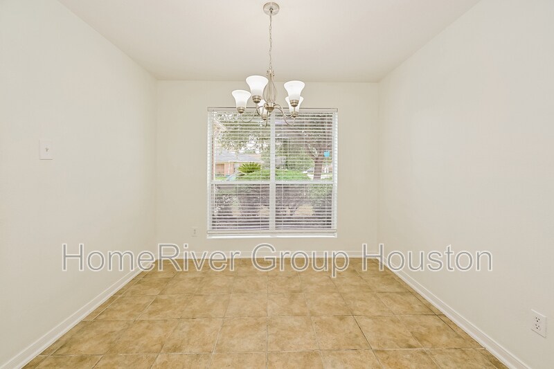Building Photo - 20942 Foxwood Garden Dr