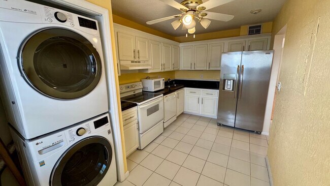 Building Photo - 3100 NE 48th St