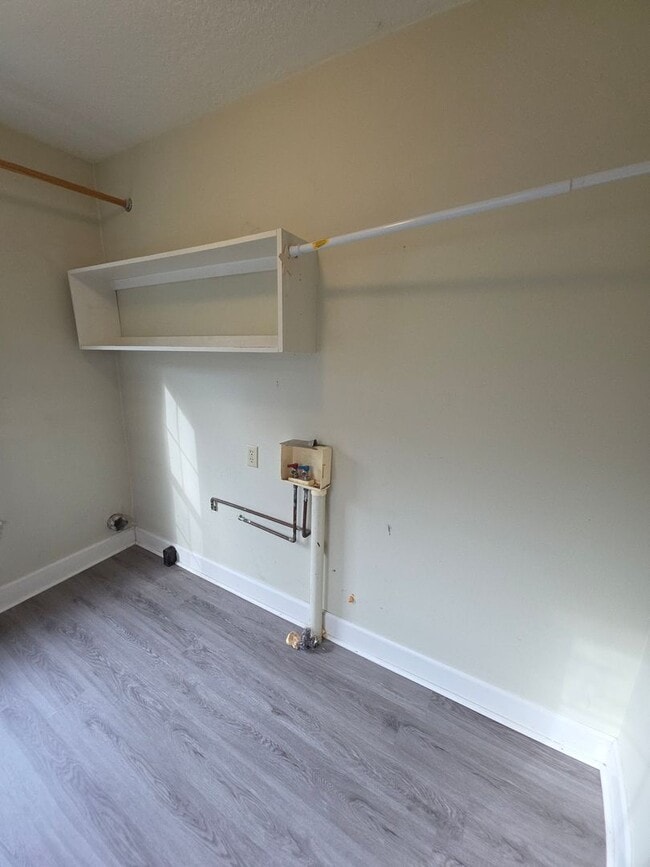 Building Photo - 217 W 7th St