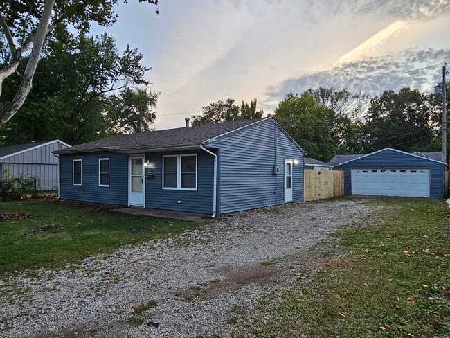 Primary Photo - HOUSE FOR RENT _ 3 bed, 2 car garage, 1 st...