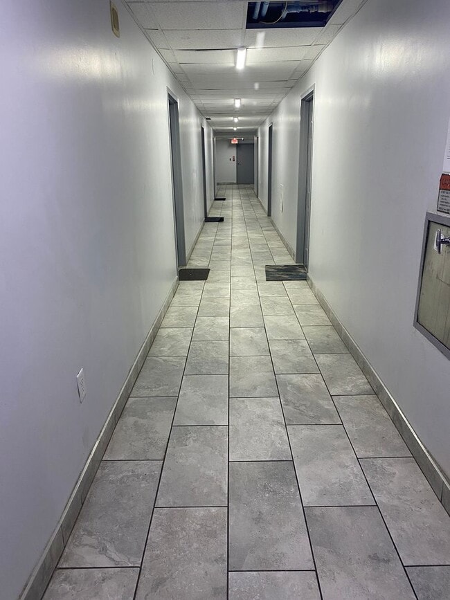 Building Photo - 1600 Park Cir