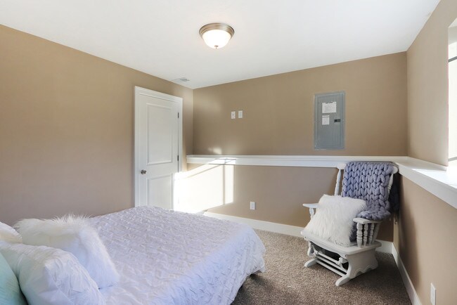 Building Photo - 935 Calvary Ave NW