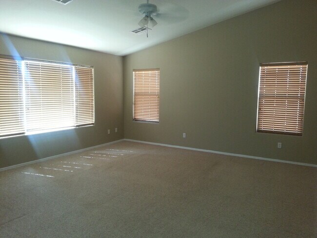 Building Photo - Rare 6 Bed, 3.5 Bath Home in San Tan Valley