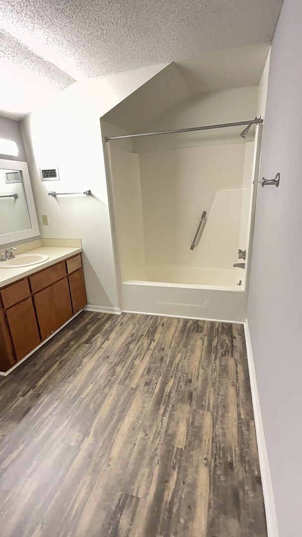 Building Photo - Updated 2-Bedroom Townhome Across from Sum...