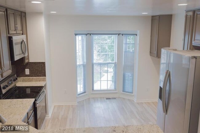 Building Photo - 3 LEVEL TOWNHOUSE WITH 1 CAR GARAGE END UNIT TOWNHOUSE