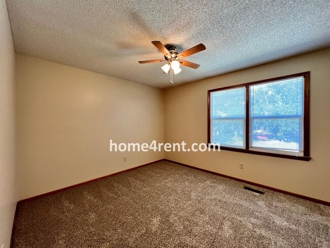 Building Photo - Cozy Duplex w/ Plenty of Space, LVP Flooring and a Fenced Yard!