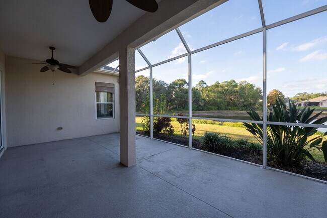 Building Photo - "Spacious 3-Bedroom Oasis with 2 Baths and 2,287 Sq Ft in Bradenton!"