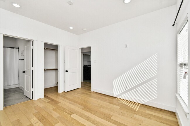 Building Photo - 208 N York St