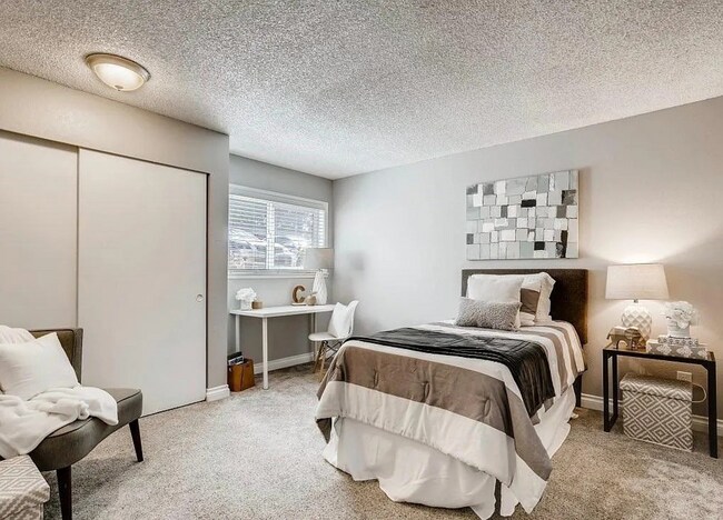Building Photo - Spacious 2 bedroom 1.75 bath condo Racquet...