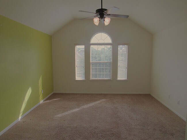 Building Photo - Conveniently located townhome in gated com...