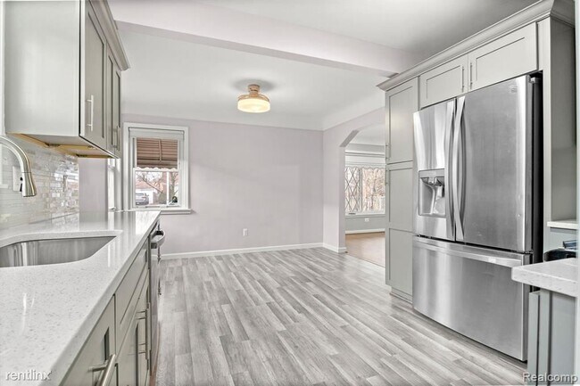 Building Photo - 3 br, 1 bath House - 8476 Riverview St