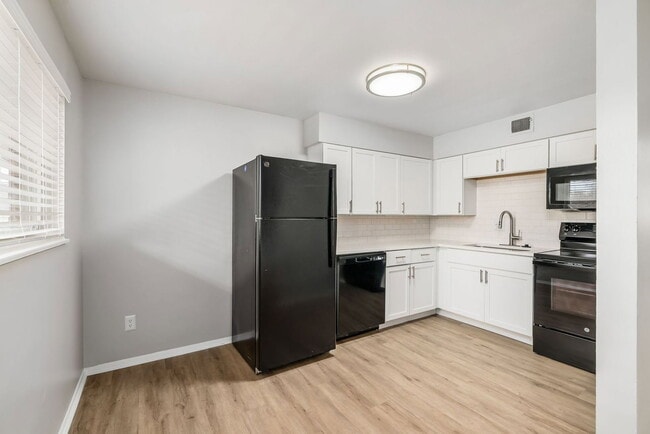 Building Photo - 611 Riverview Dr