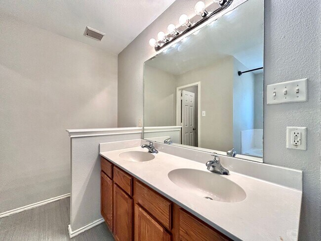 Building Photo - 404 Mesquite Cir