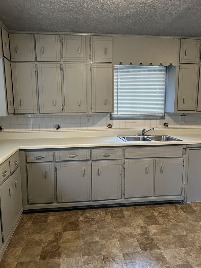 Building Photo - JANUARY MOVE IN SPECIAL!! FIRST MONTH FREE!