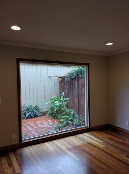 Building Photo - 1566 Capri Dr