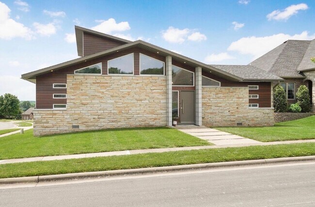 Building Photo - 3942 E Rosebrier St