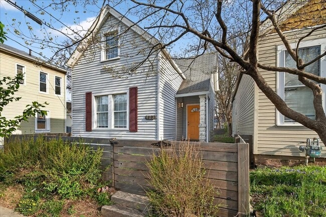 Building Photo - 4 Bedroom, 1.5 Bath house in Shelby Park, Fenced, Off-street Parking, Pets OKAY!