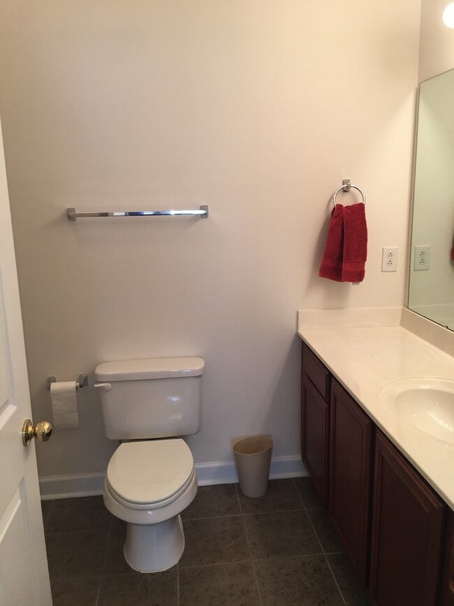 Building Photo - Large 3 Bedroom 1st Floor Condo in Ashley Park