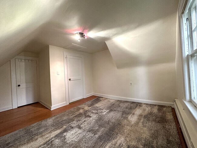 Building Photo - 3 bedrooms, 1.5 bath