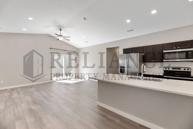 Building Photo - 5121 N Cypress St