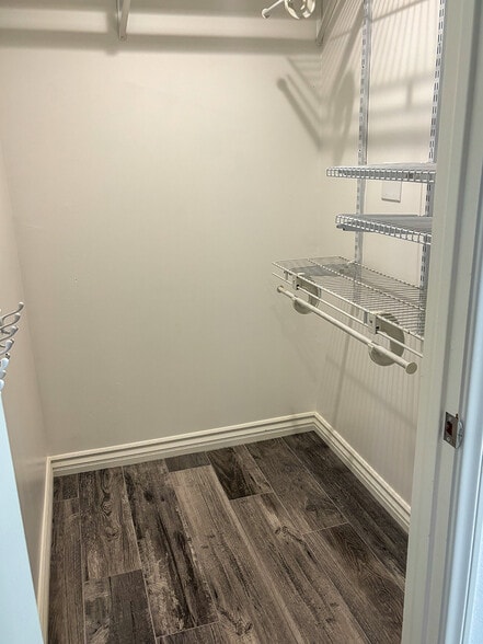Large walk-in closet - 2950 Berkeley Rd