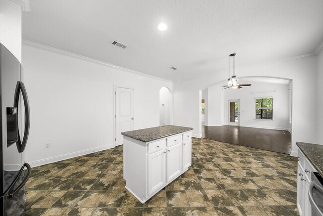 Building Photo - 282 Whispering Lake Dr