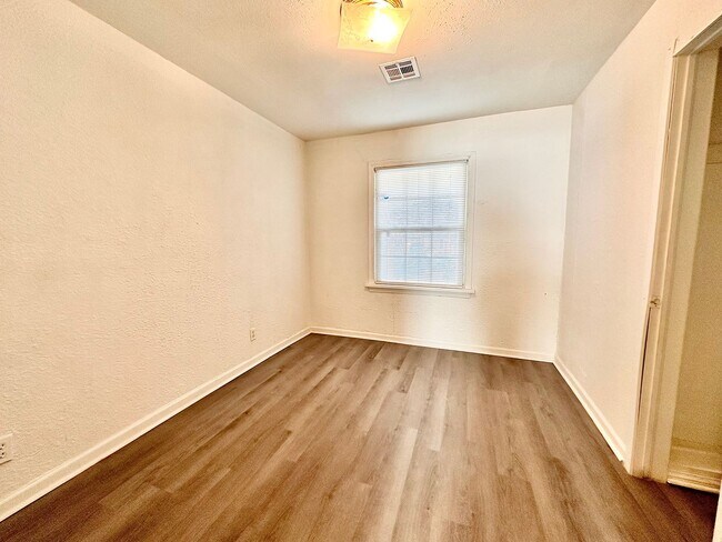 Building Photo - Three bedroom OKC Home